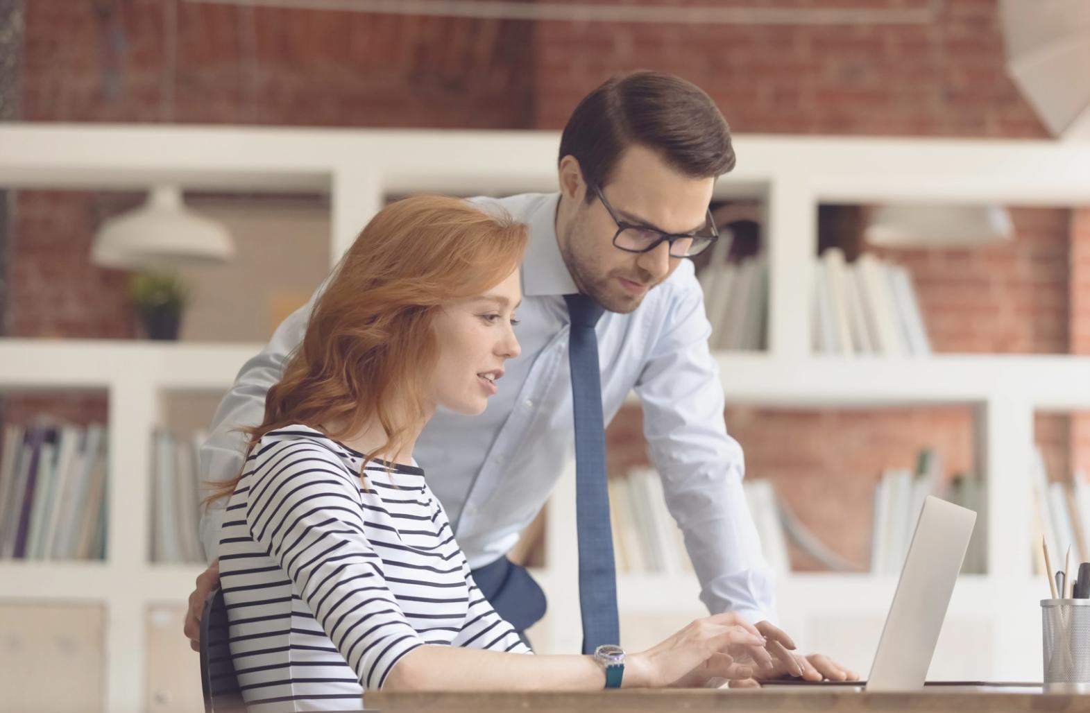 Documentos contables organizados sobre mesa de trabajo