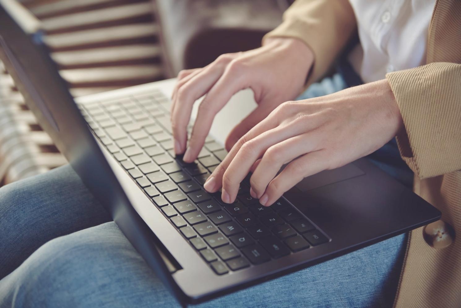 Profesional revisando documentación financiera en escritorio